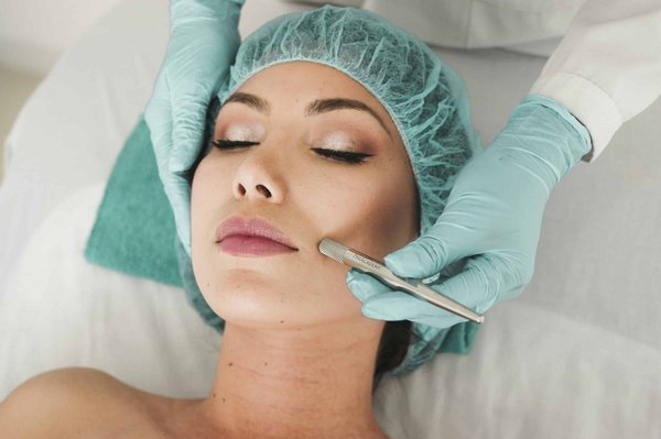 Quel est le meilleur type de massage pour drainer et détoxifier la peau du visage ?