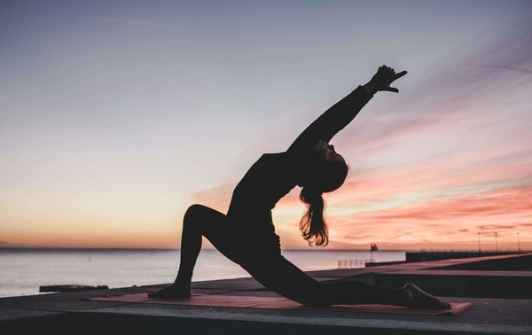 Quelles postures de yoga sont recommandées pour améliorer la densité osseuse et prévenir l'ostéoporose ?