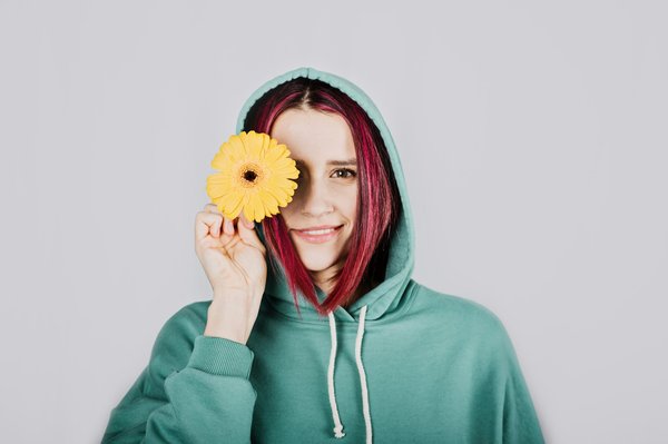 Pourquoi choisir la couleur prune pour vos cheveux cet automne ?